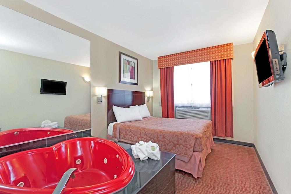 Super 8 by Wyndham Long Island City LGA Hotel 12/26