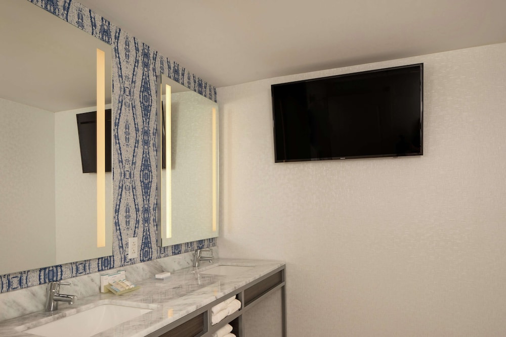 Hilton Garden Inn Freeport Downtown Me 24/62
