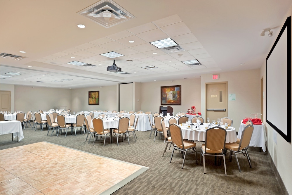 Holiday Inn Hotel Suites Surrey East Cloverdale 60/75
