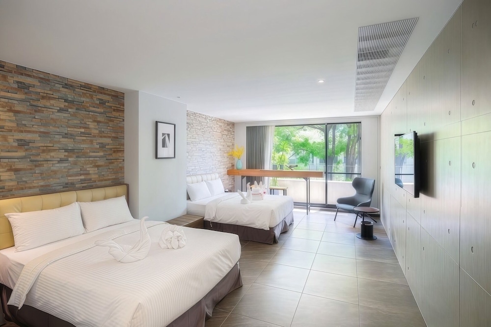 3 Door Hotel 25/76