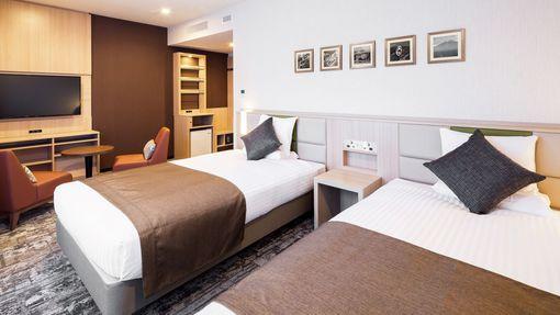 Universal, Twin Beds