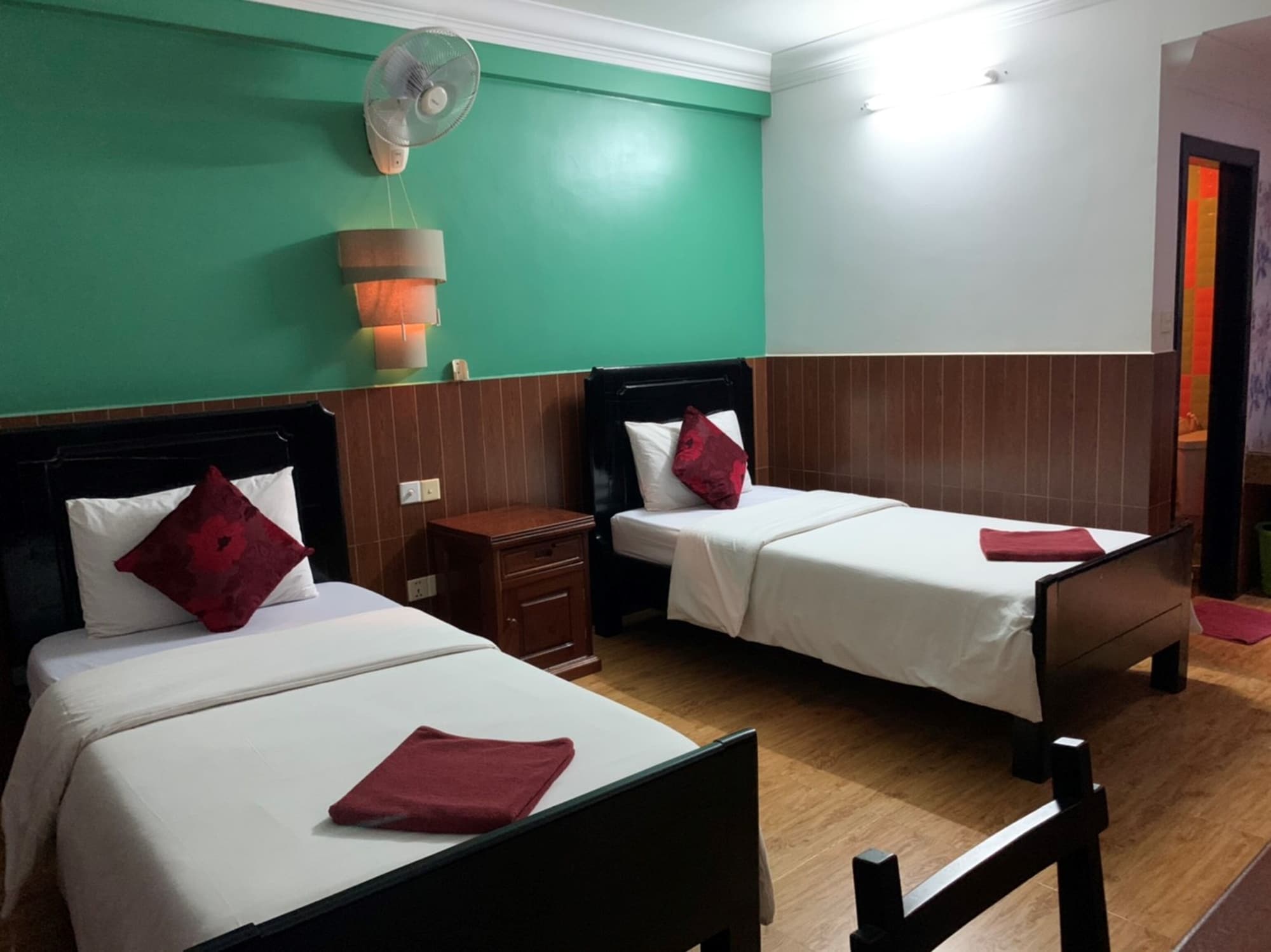 ROOM, TWIN BEDS