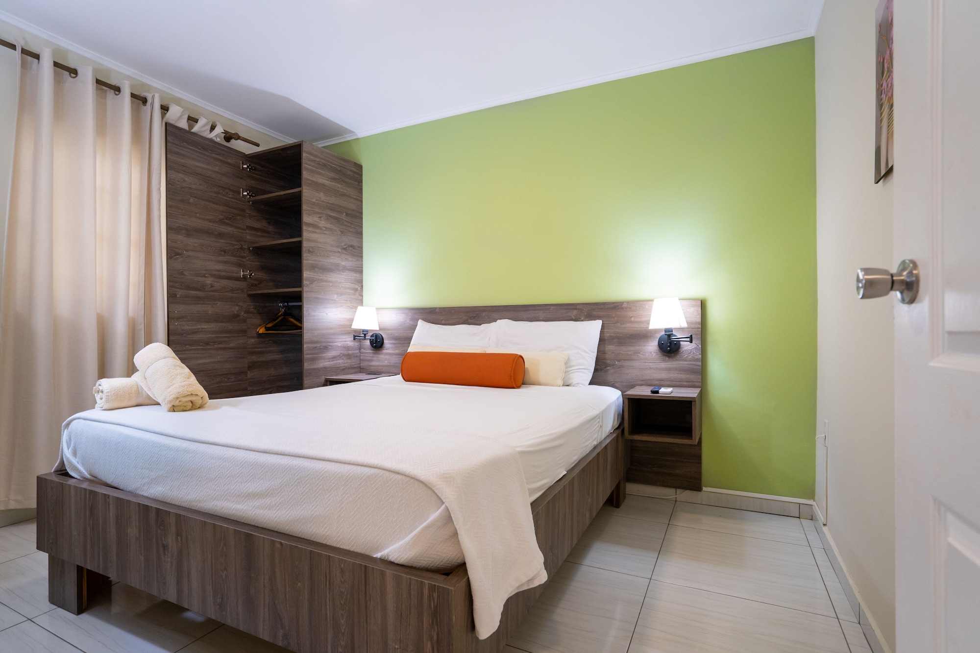 شقة كومفورت بسرير كينج وسرير كوين بإطلالة على المسبح بغرفتي نوم، Delynne Boutique Hotel 5/10
