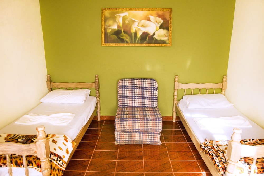 شاليه بسرير مزدوج وسريرين منفصلين بغرفتي نوم