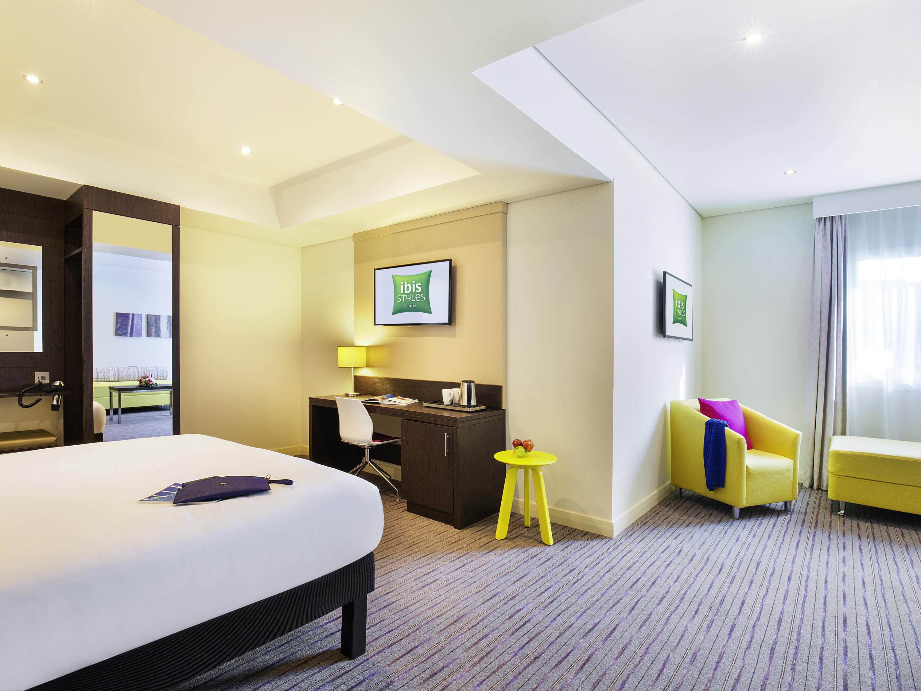 CLASSIC, FAMILY, QUEEN BED, 2 SOFA