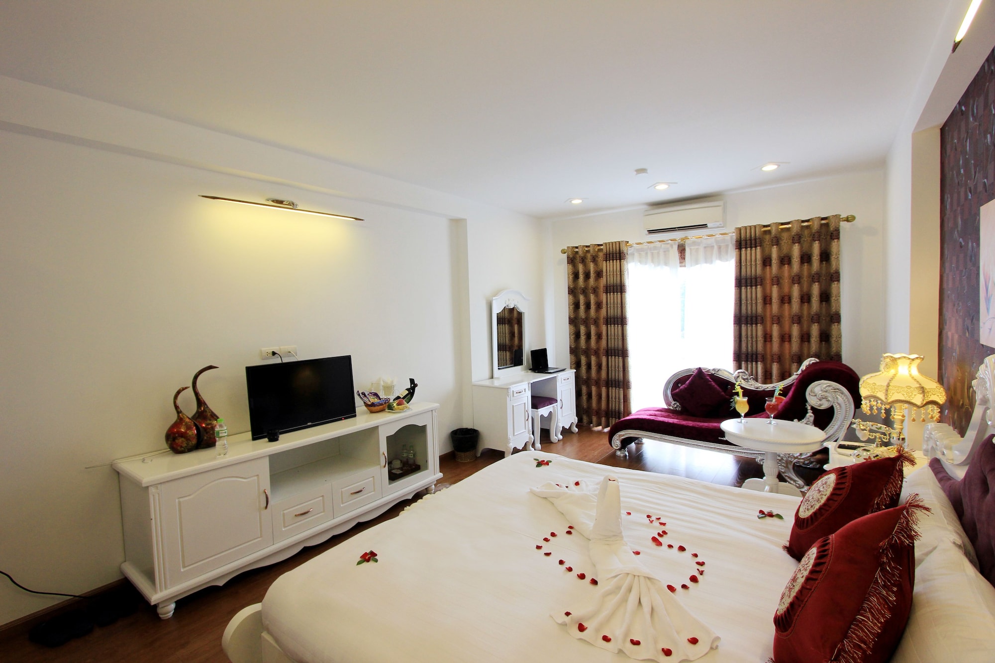 HONEYMOON, DOUBLE OR TWIN BED, CITY VIEW