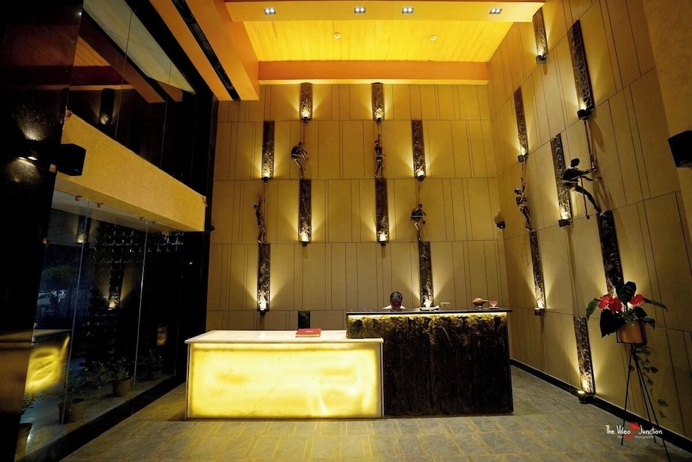 Nirulas Hotel 8/50