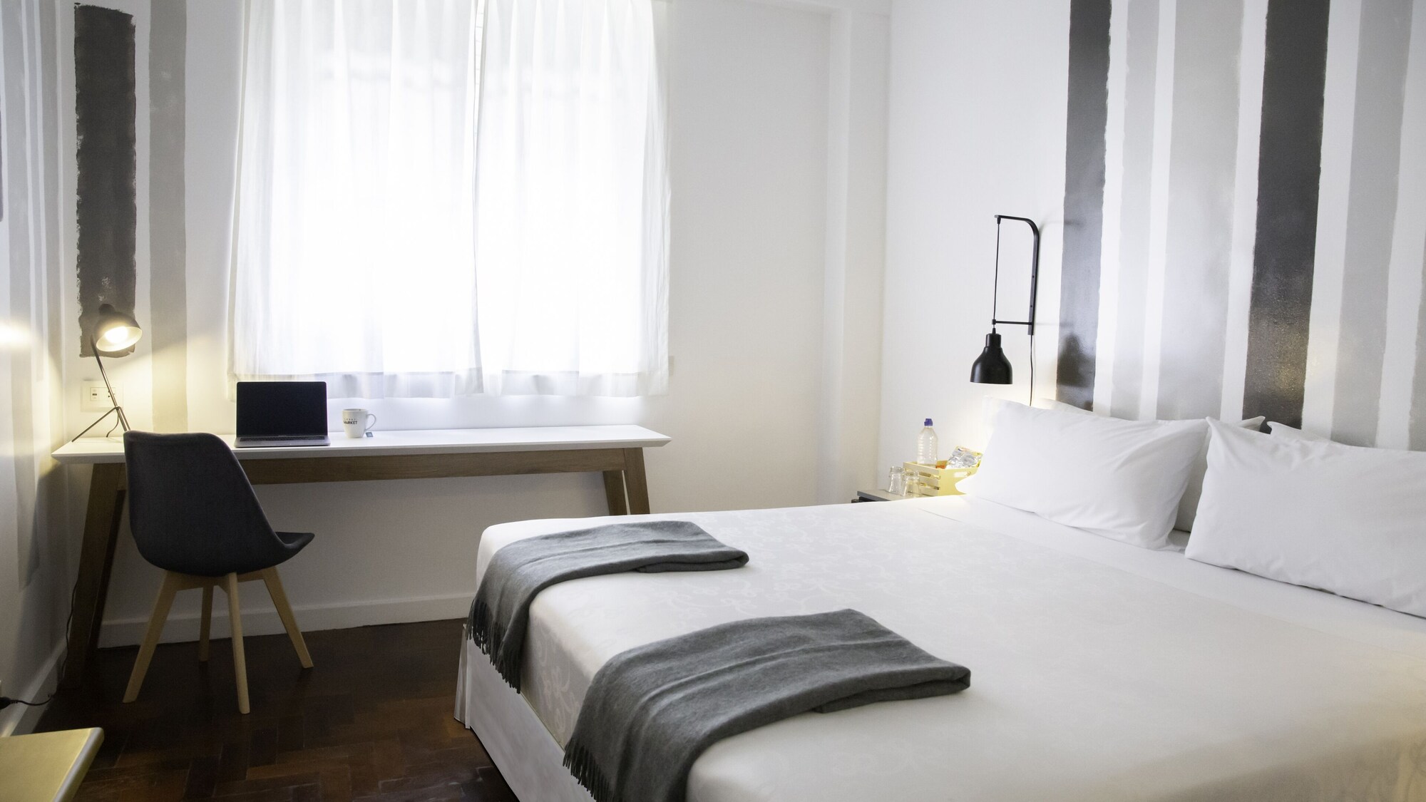 STUDIO, TWIN BEDS
