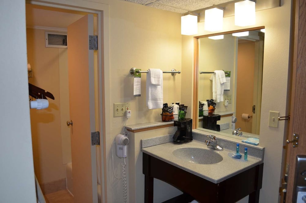غرفة قياسية مفردة بسرير كينج، Crossroads Hotel & Event Center 8/10