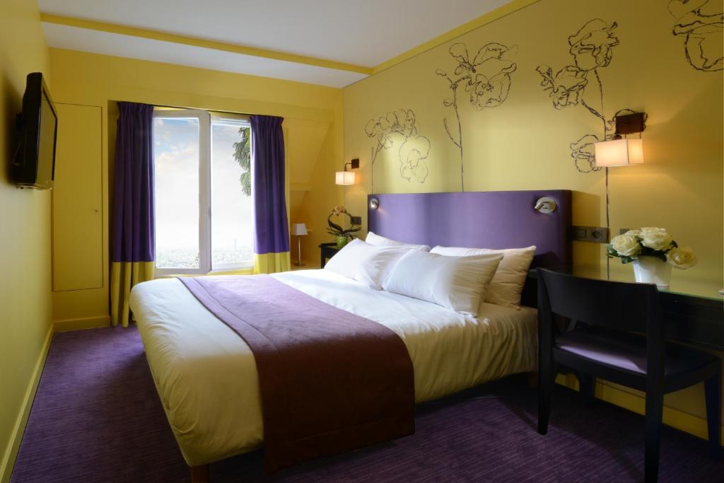 ROOM, DOUBLE BED, STREET VIEW