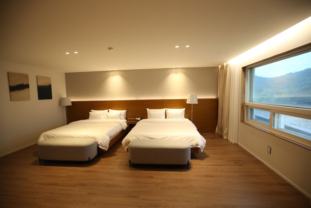 FAMILY SUITE, 2 KING BEDS