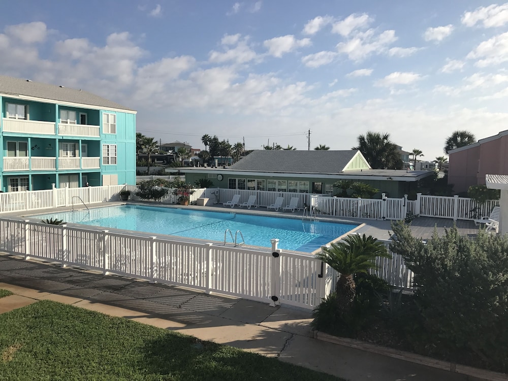 Executive Keys Condominiums on the Beach 5/66