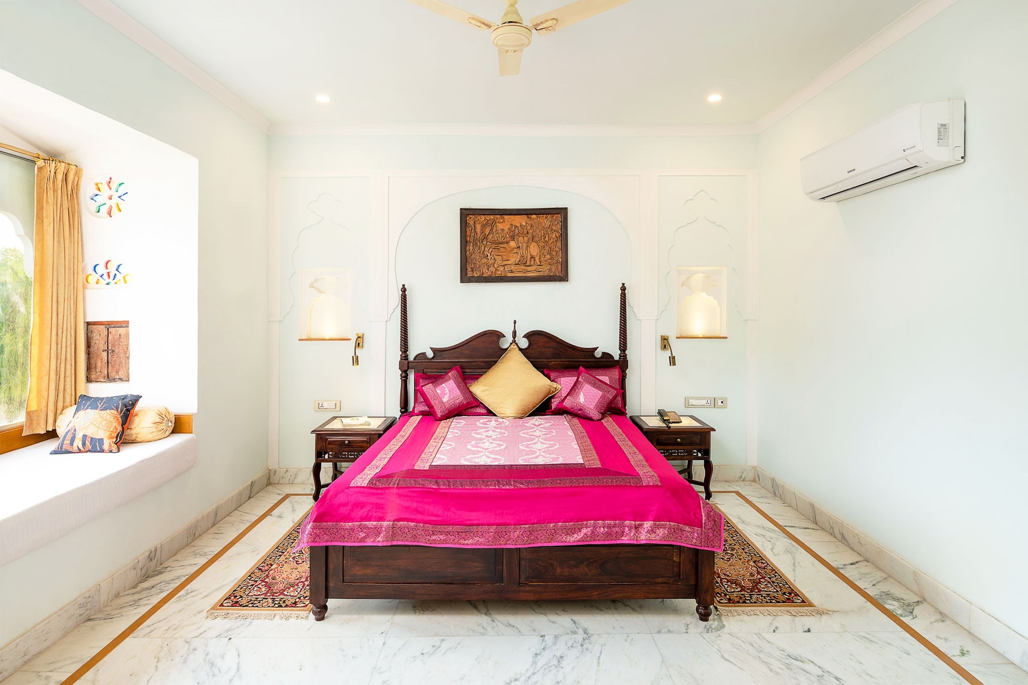 ROYAL, SUITE
