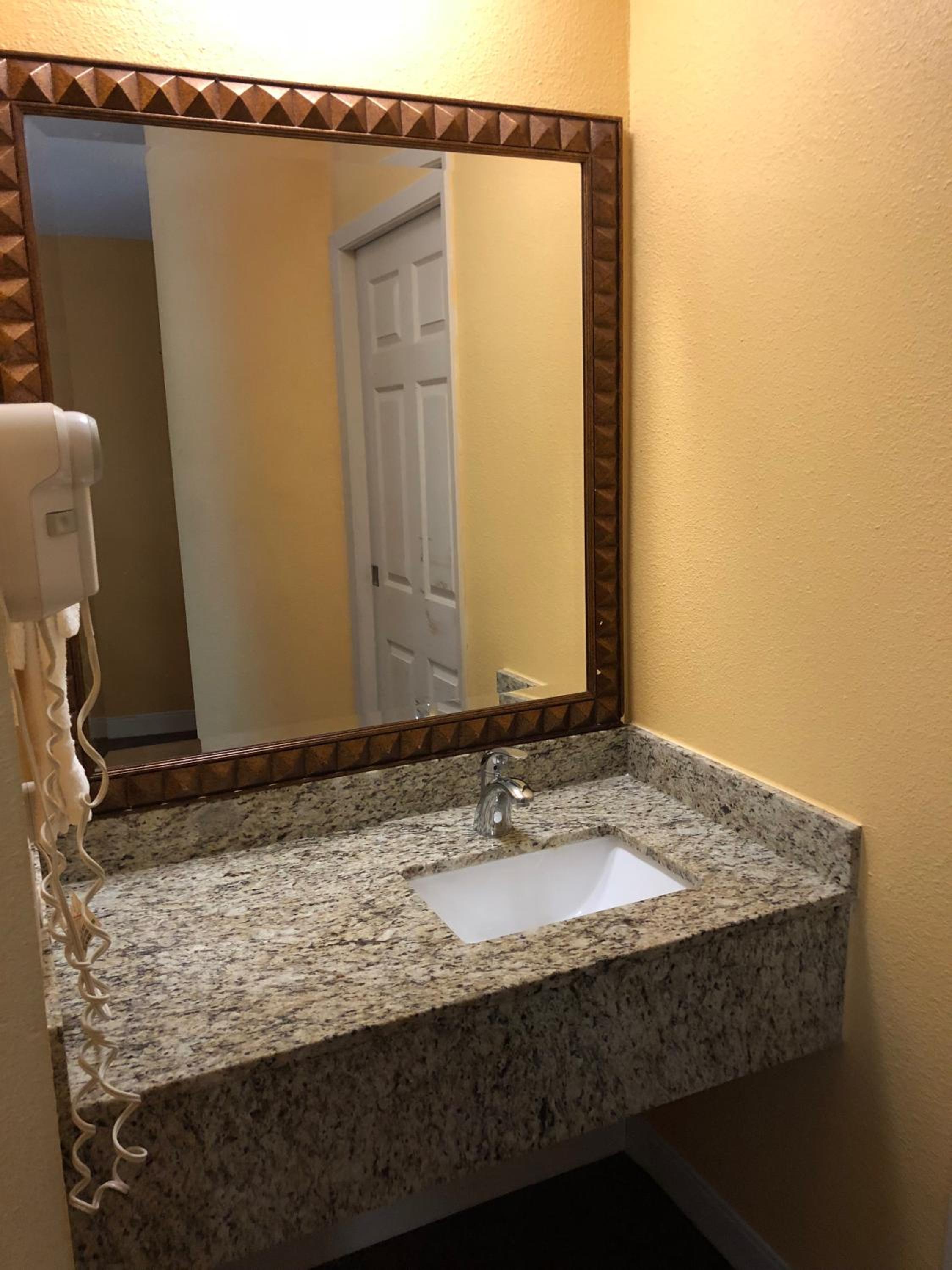 Americas Best Value Inn Addison Dallas 29/30