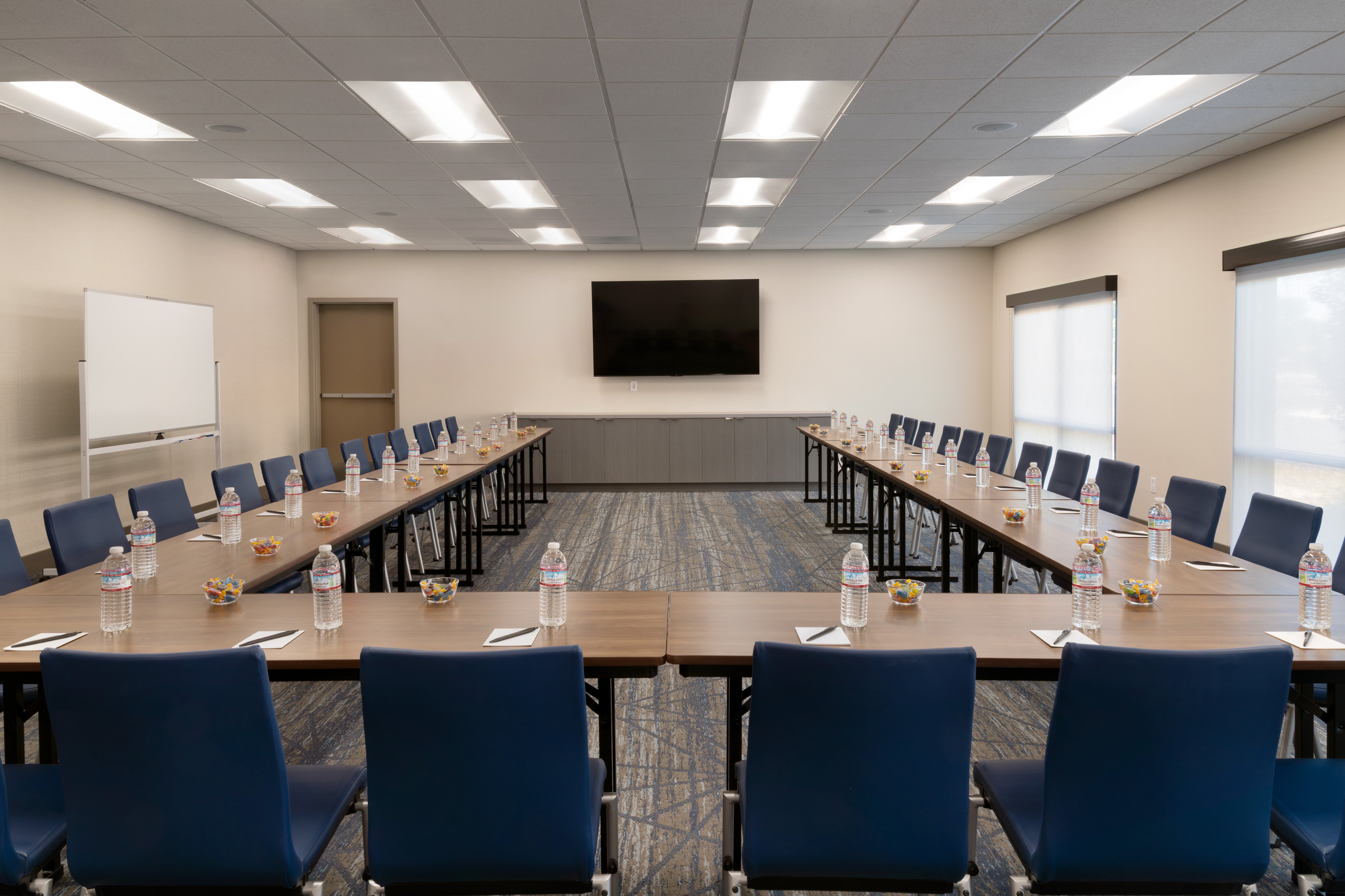 Holiday Inn Express & Suites Fresno Airport 19/25