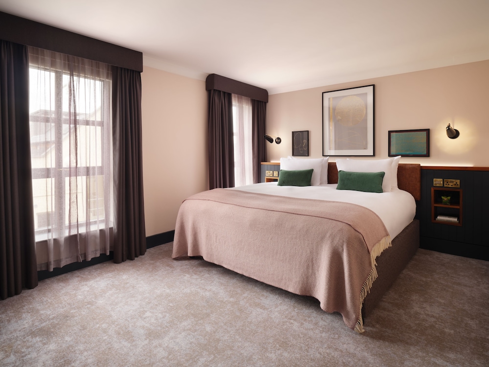 1 BEDROOM, SUITE