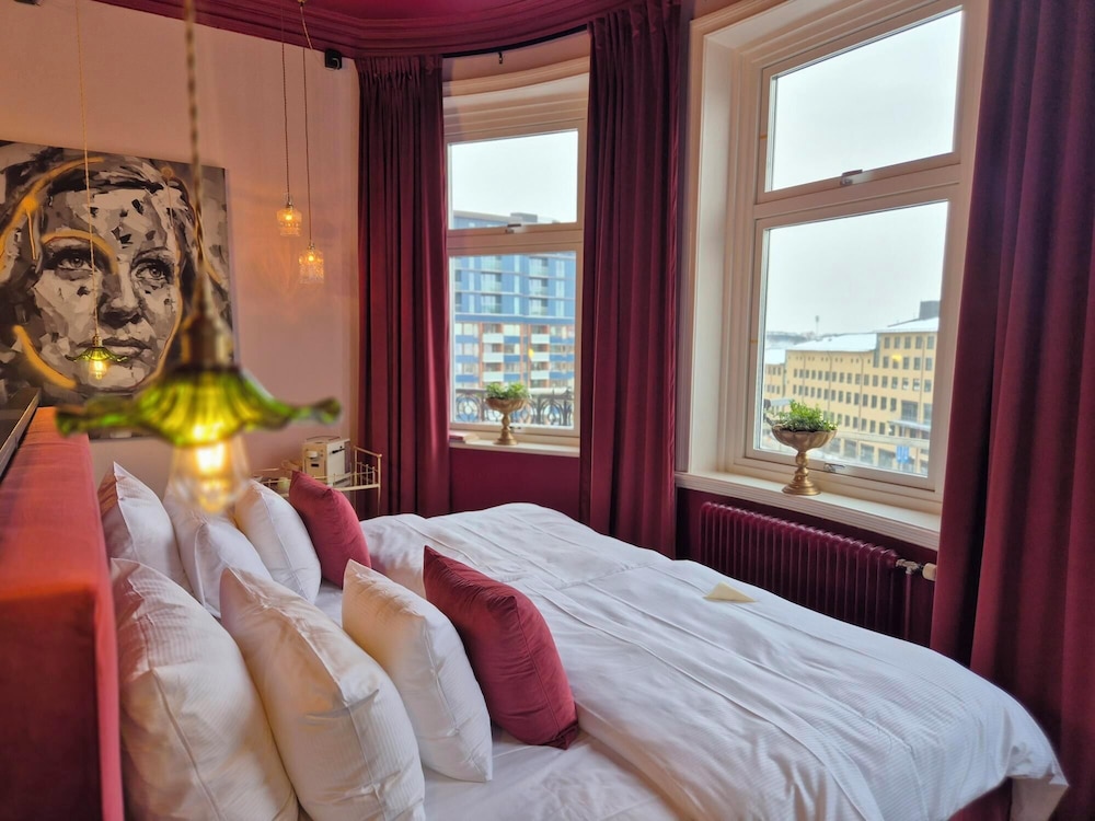 ROYAL, DOUBLE BED, CITY VIEW