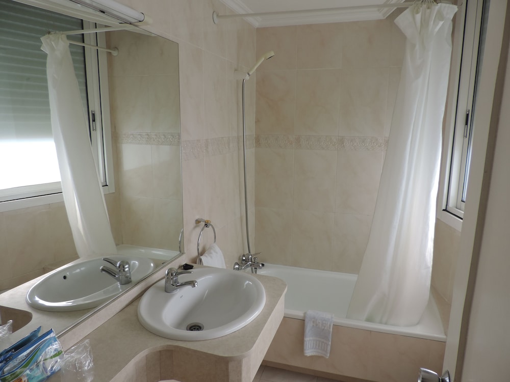 Junquera Hotel 2/40