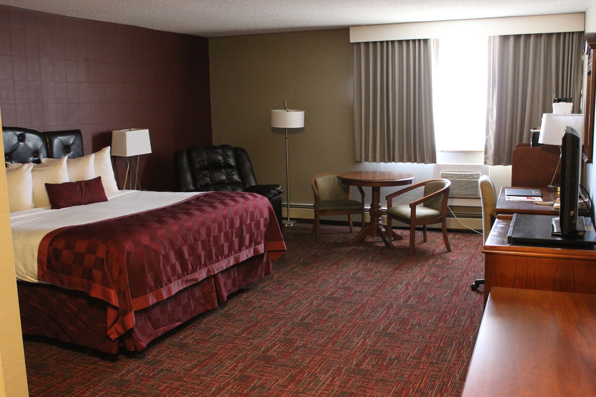 غرفة ديلوكس بسرير كينج، Ramada By Wyndham Grand Forks 3/10