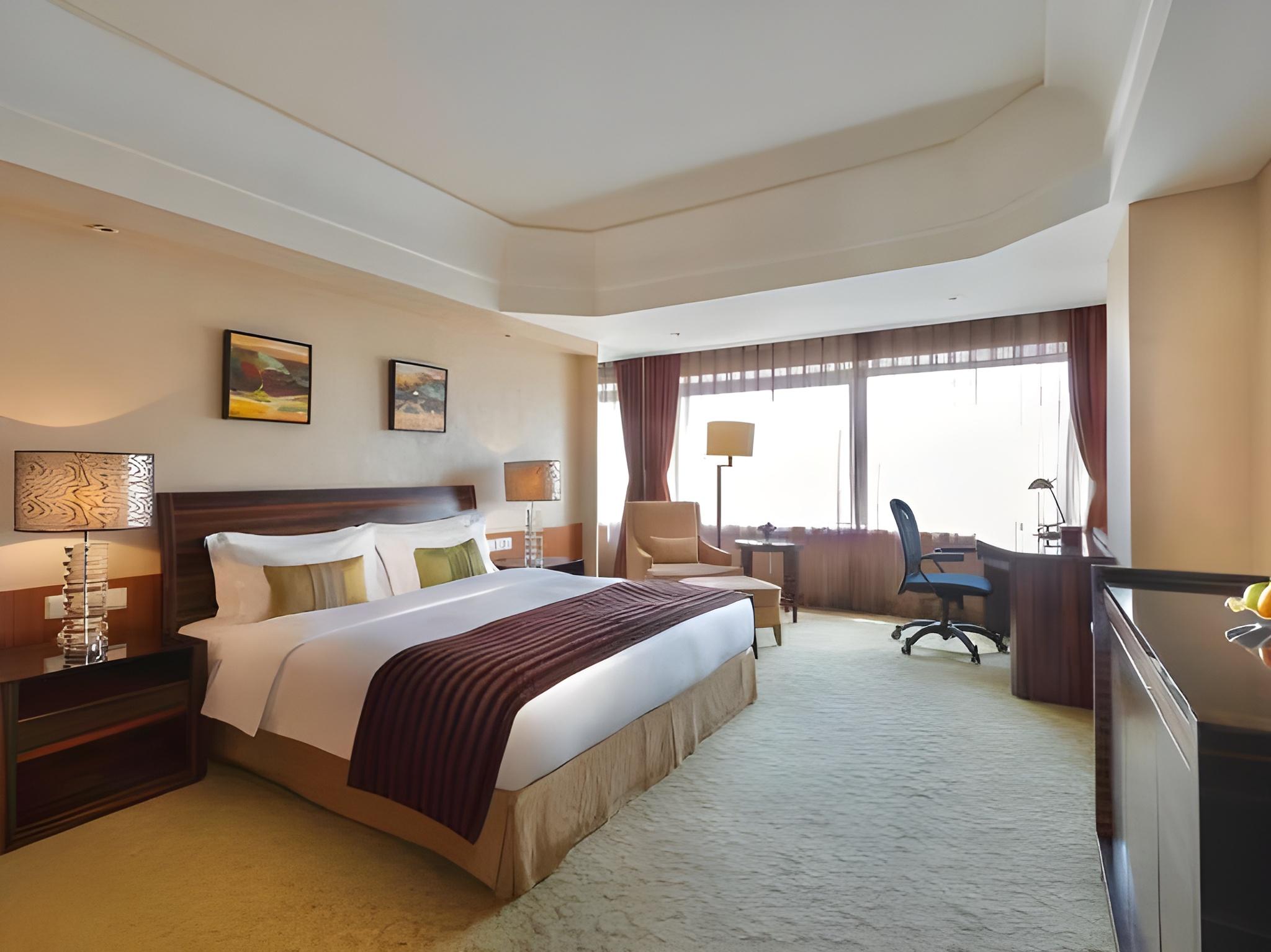DELUXE, KING BED