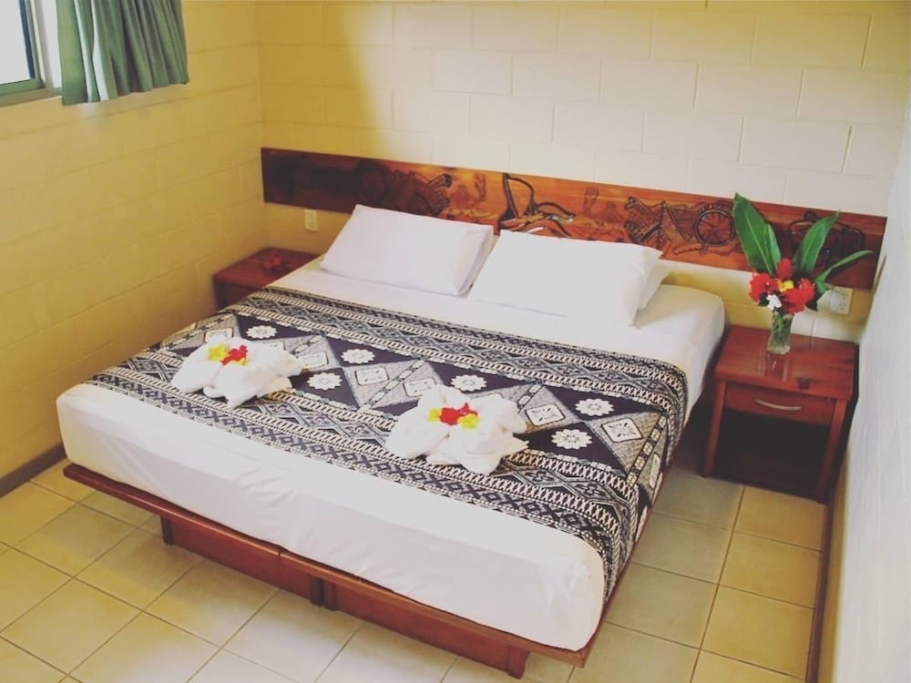 Breeze, 1 King and 1 Single Beds