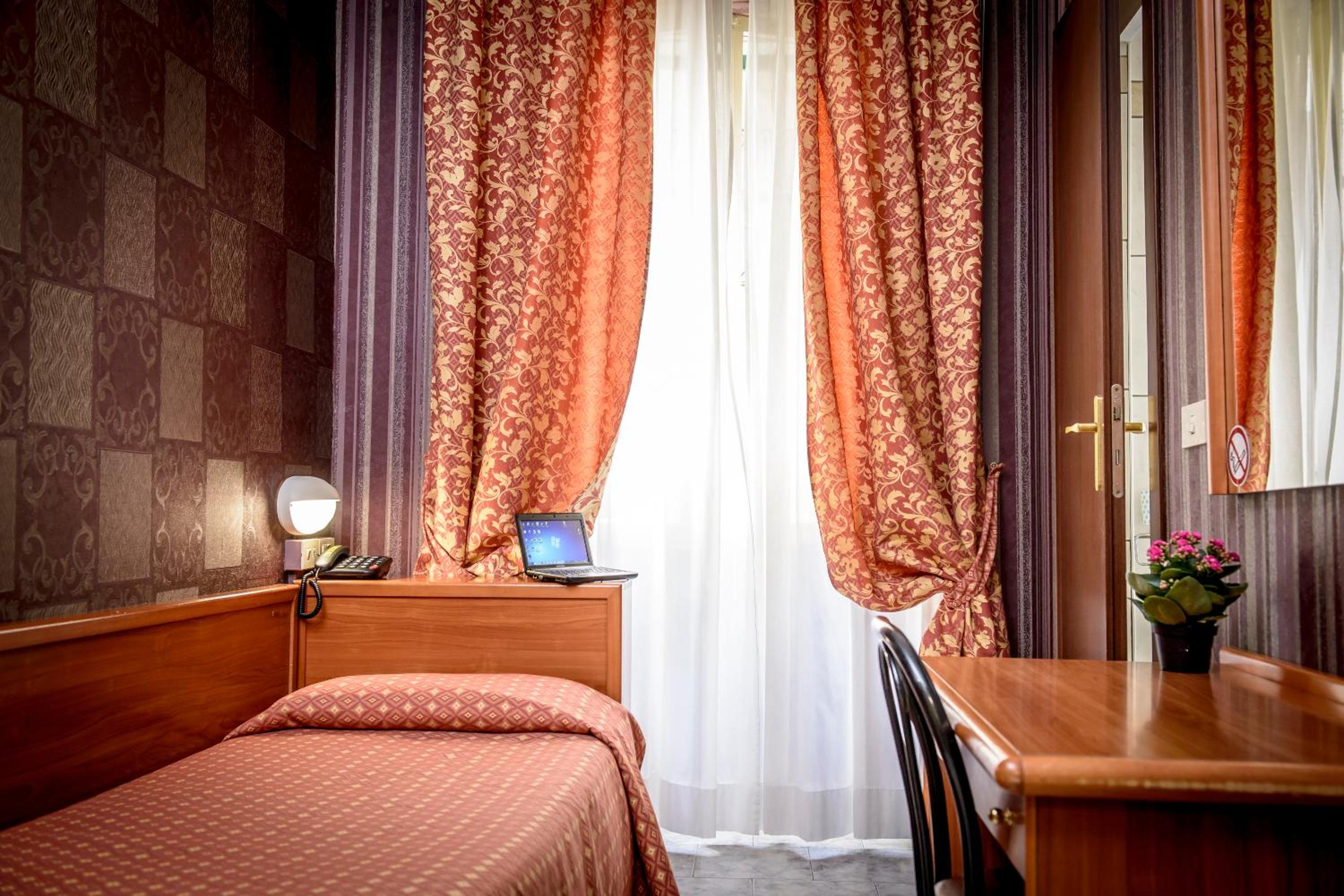 غرفة مفردة، Hotel Emmaus 5/13