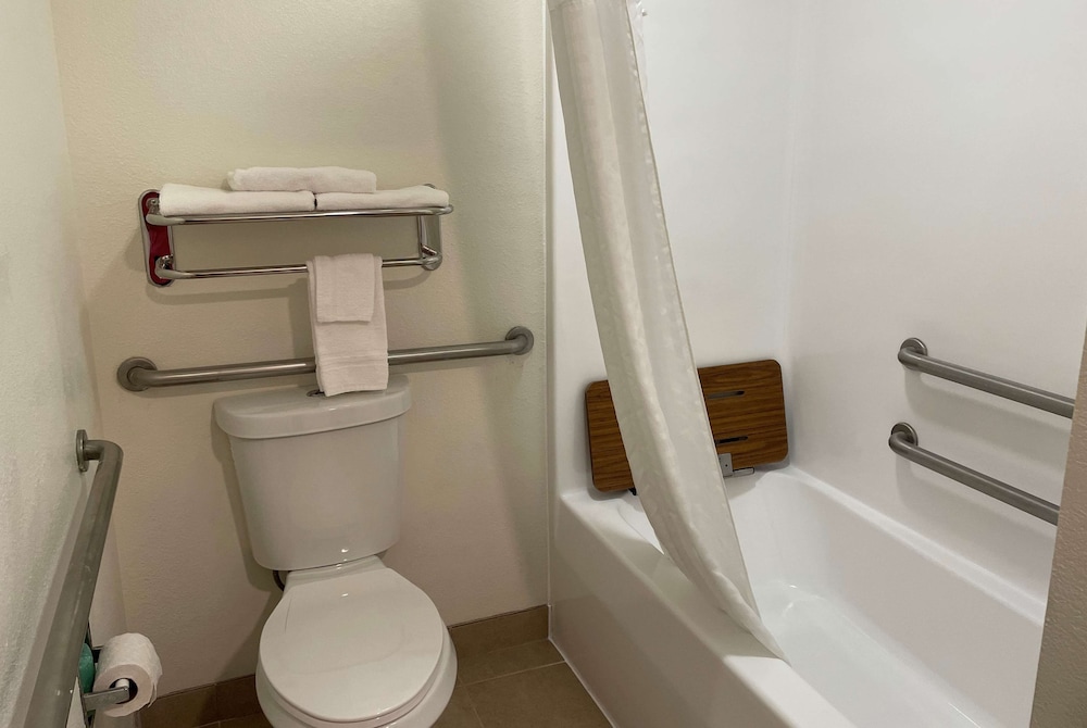 Baymont by Wyndham Biloxi Ocean Springs 18/60