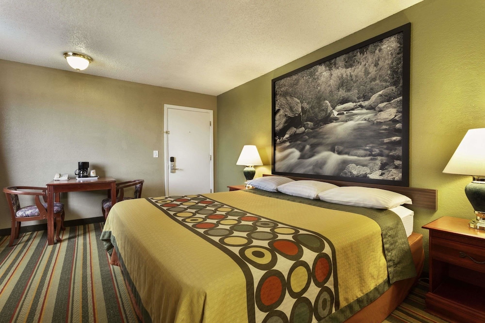 Super 8 By Wyndham Ridgecrest 27/44