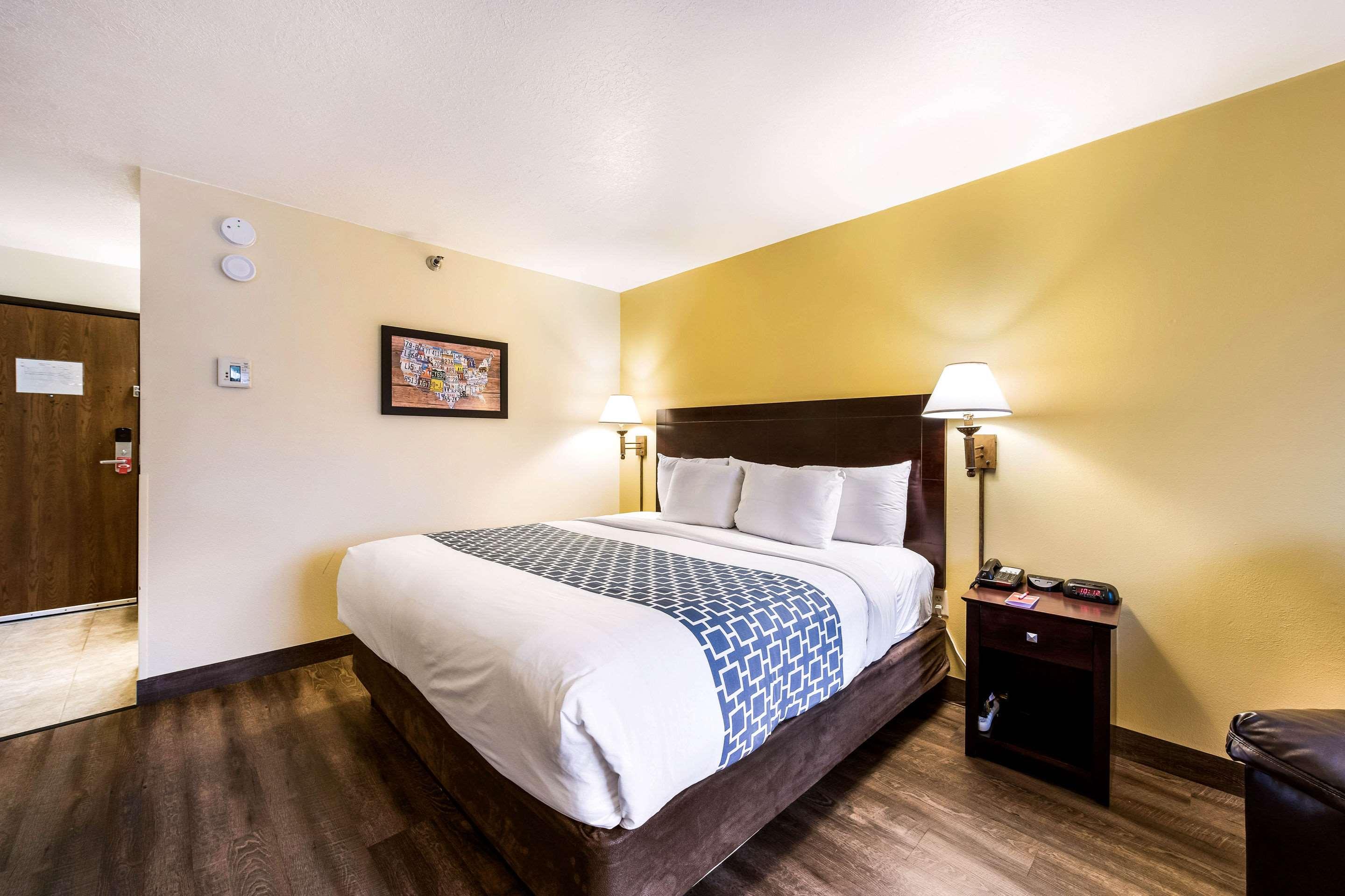 ROOM, KING BED