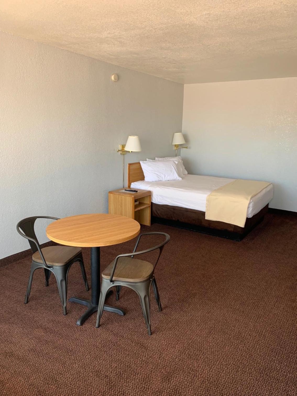 EZ 8 Motel Airporter 20/22