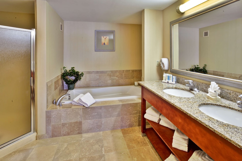 جناح بسرير كينج مع أريكة بمطبخ صغير، Hampton Inn Rutland 5/5