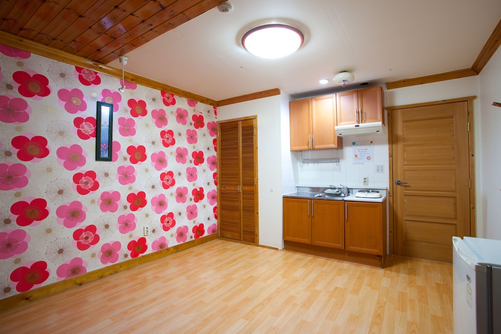 White Cabin 9/60