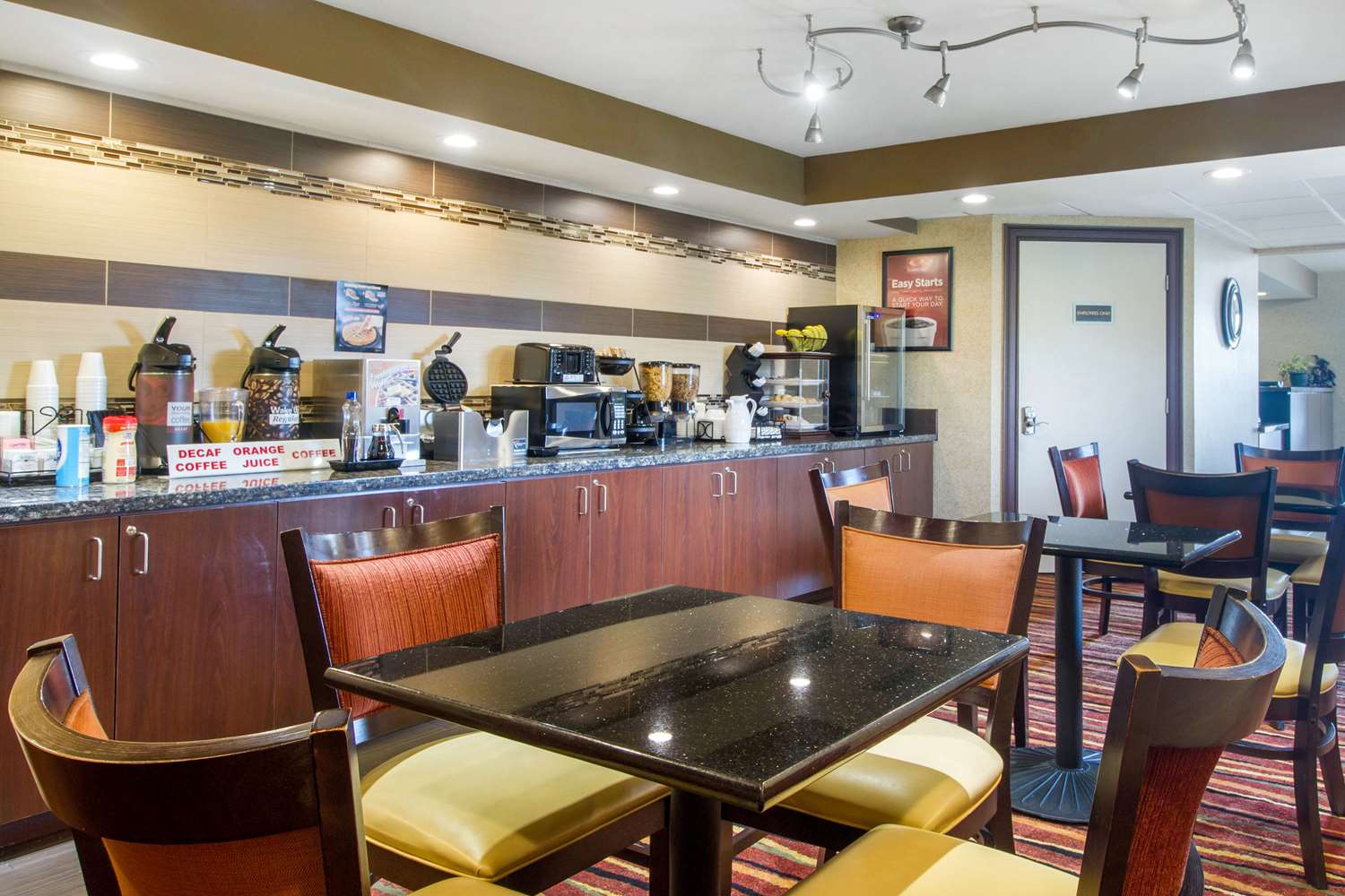 Econo Lodge Lenoir City 30/33