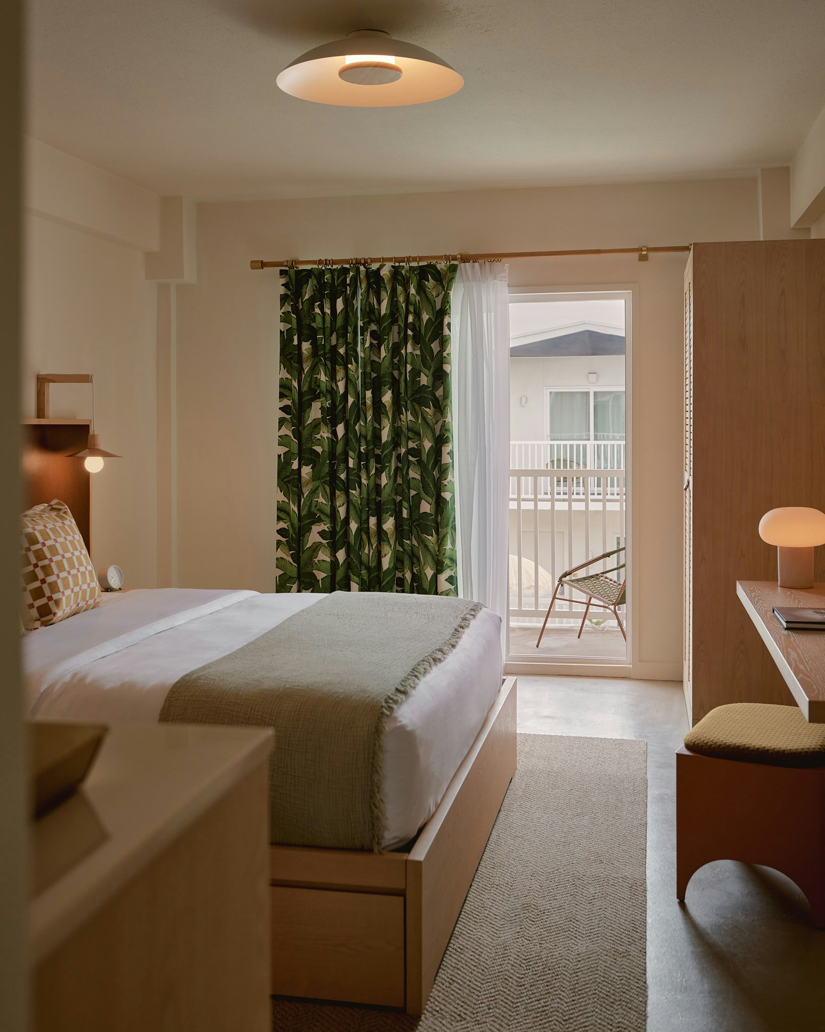 ROOM, KING BED, BALCONY