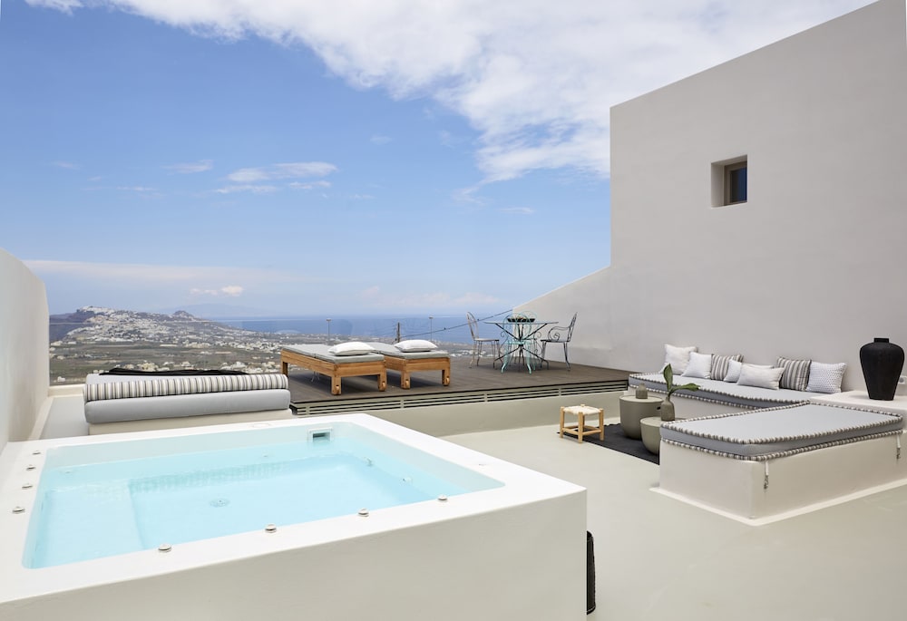 White And Co. La Torre Suites 20/50