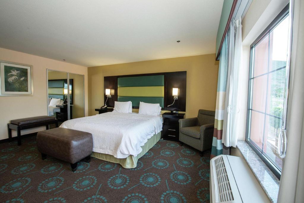 غرفة بسرير كينج بجاكوزي لذوي الإعاقة