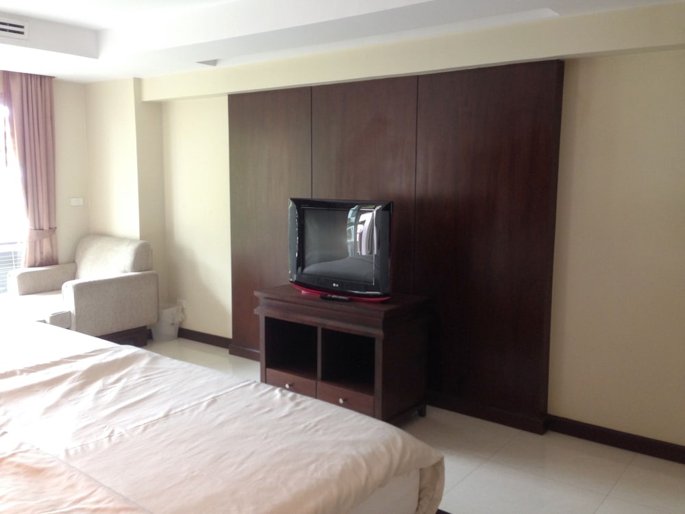 August Suites 17/69