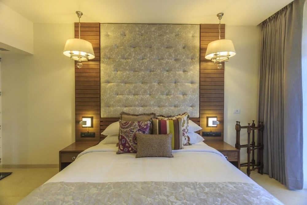 Acron Waterfront Resort 60/80
