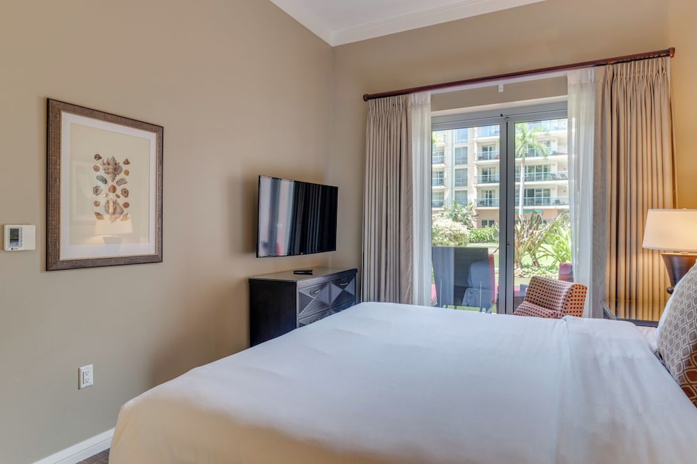 2 Bedrooms, Hokulani, Suite, 2 King Beds, Resort View, 2 Bathrooms, Sofa