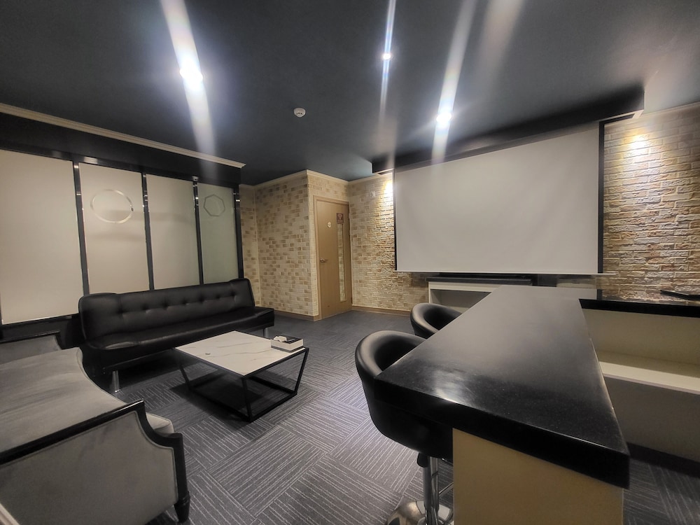 Goldenroot Hotel In Gimhae 24/35