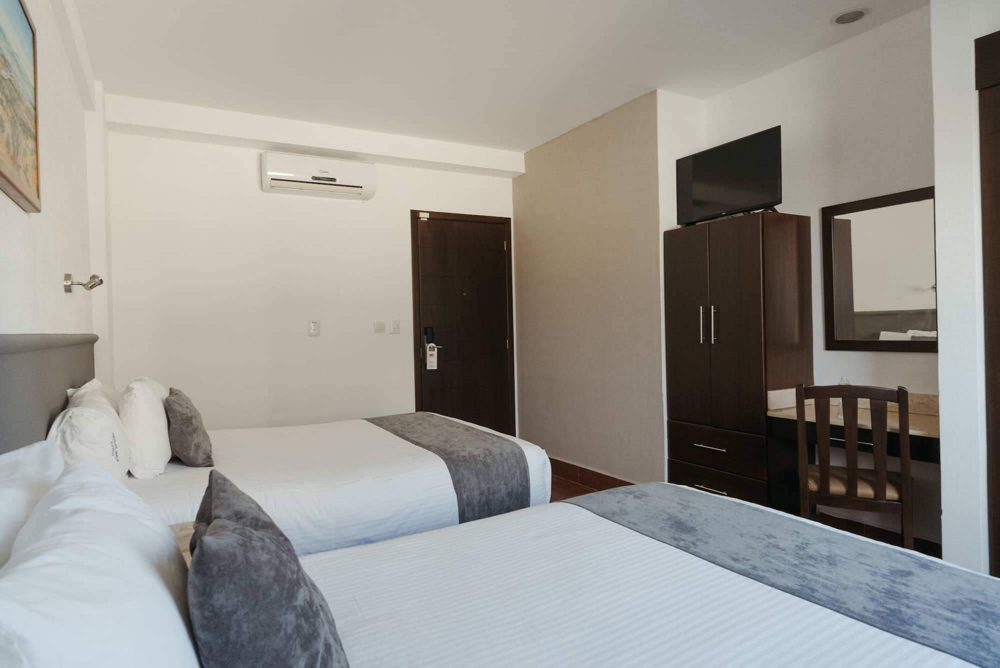 BUSINESS, 2 DOUBLE BEDS