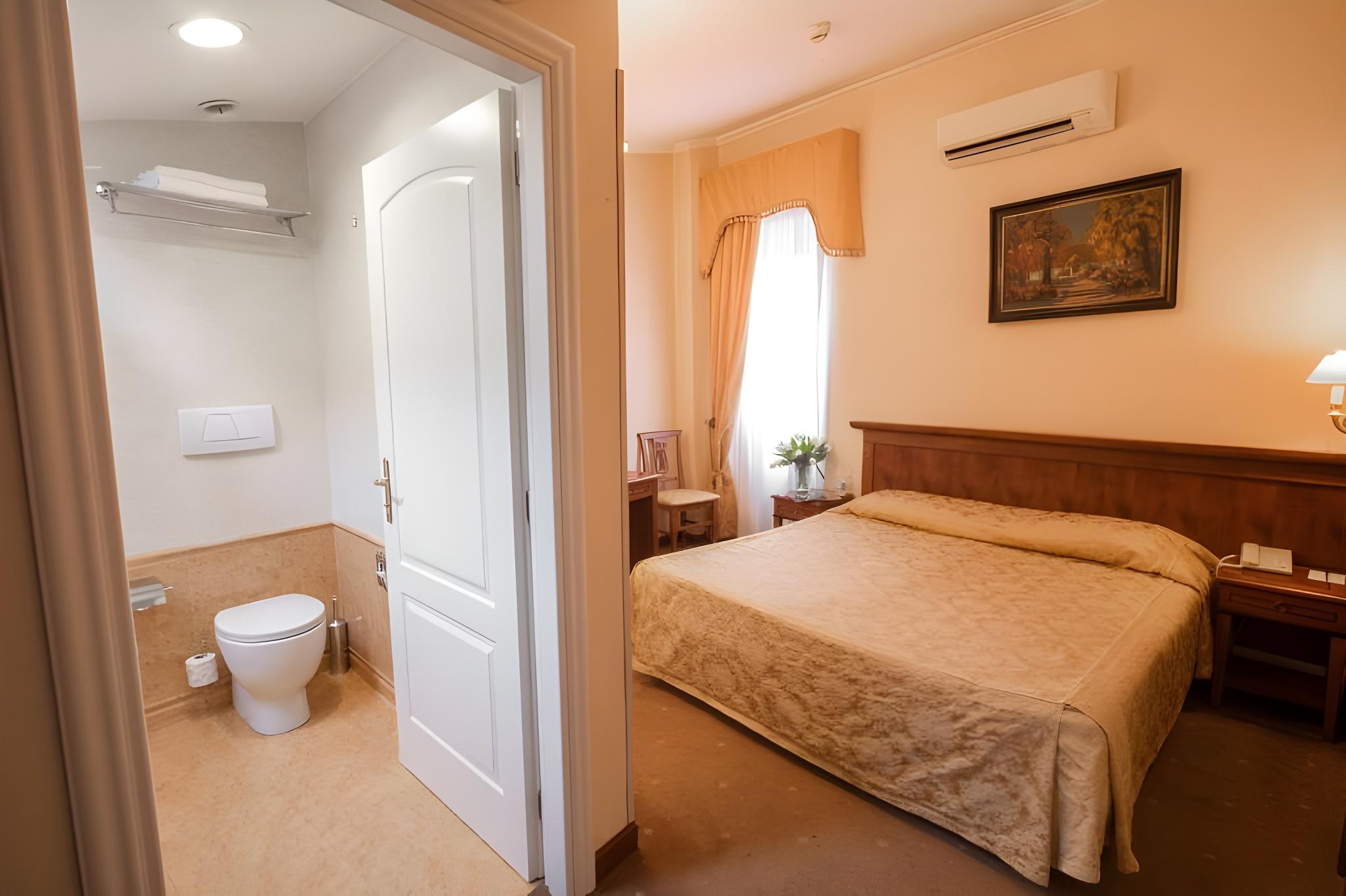 ROOM, SINGLE
