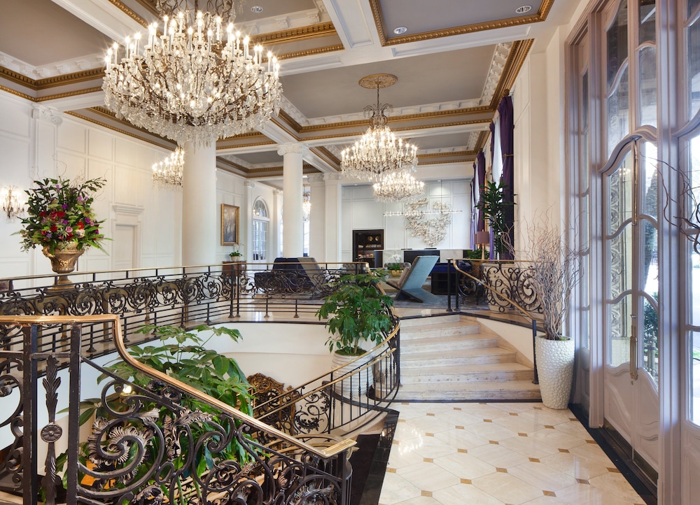 Le Pavillon Hotel 11/77
