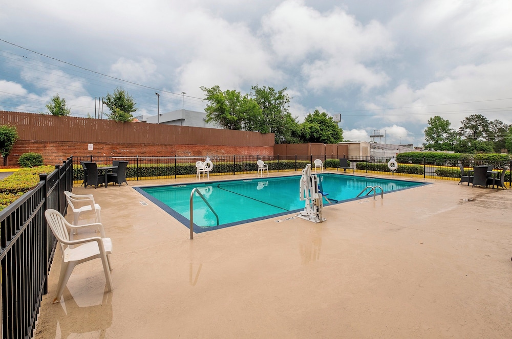 Red Roof Inn and Suites Macon 49/71