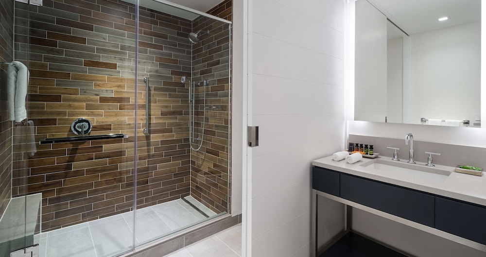 ROOM, KING BED, PARTIAL RIVER VIEW