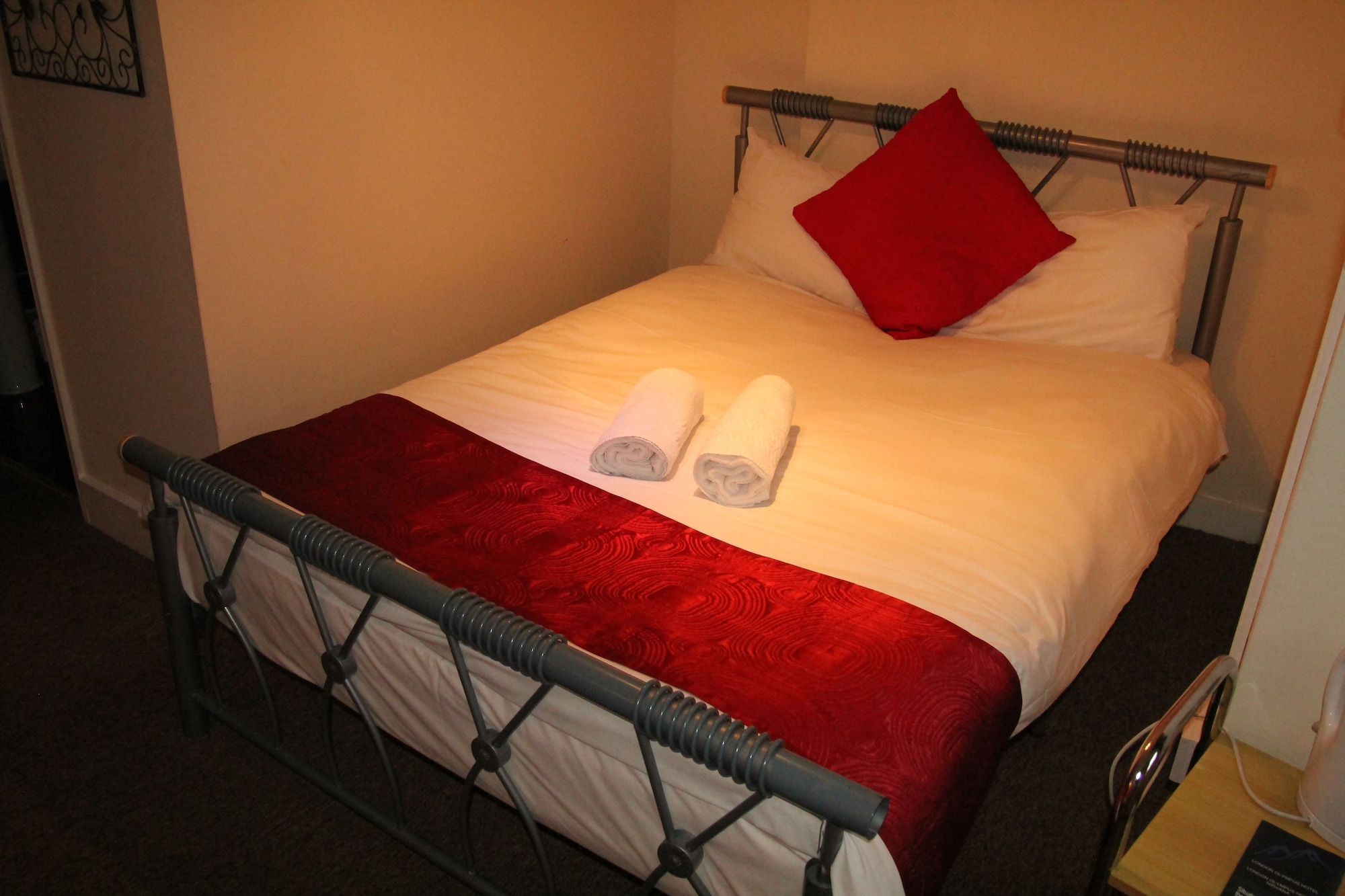 ROOM, DOUBLE BED