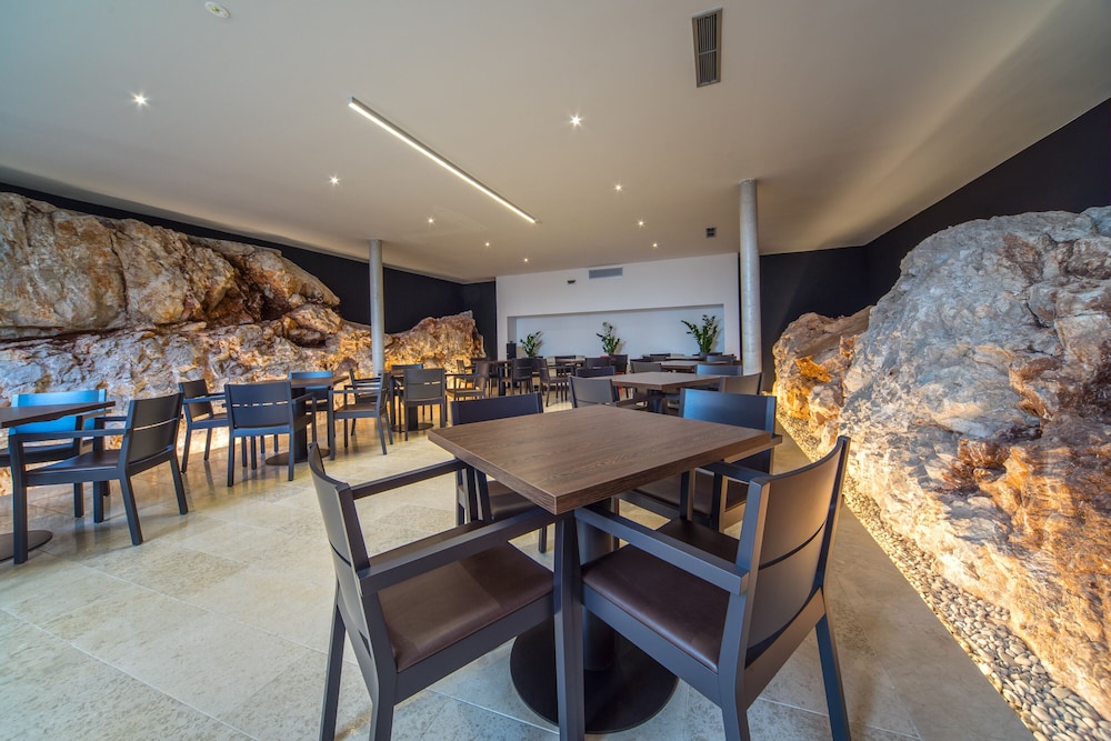 Golden Rays Luxury Apartments 25/50
