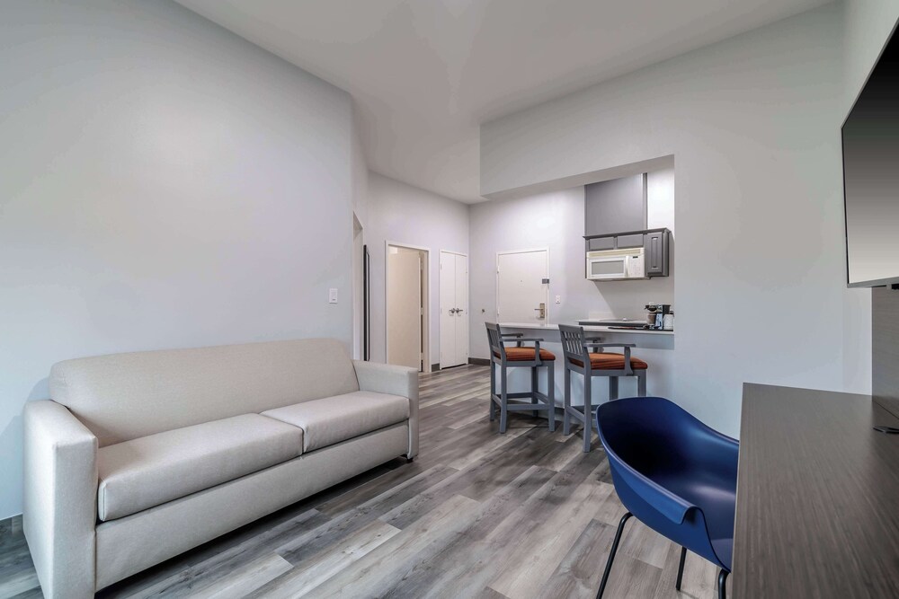 Studio6 Suites Brenham, TX 27/47