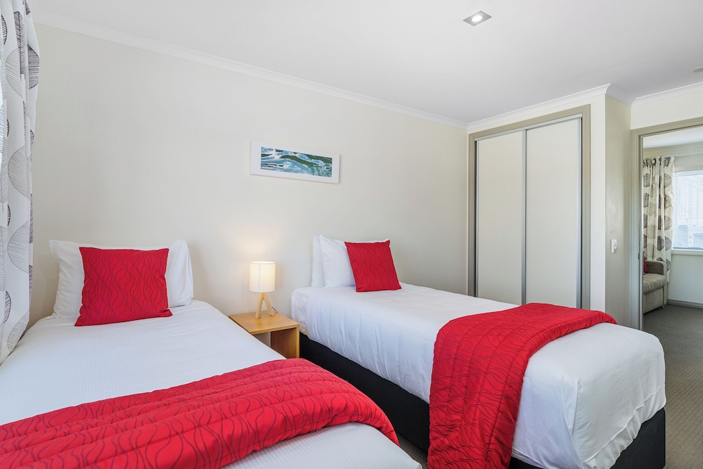 Deluxe, Apartment, Queen and Twin Beds, Hill View