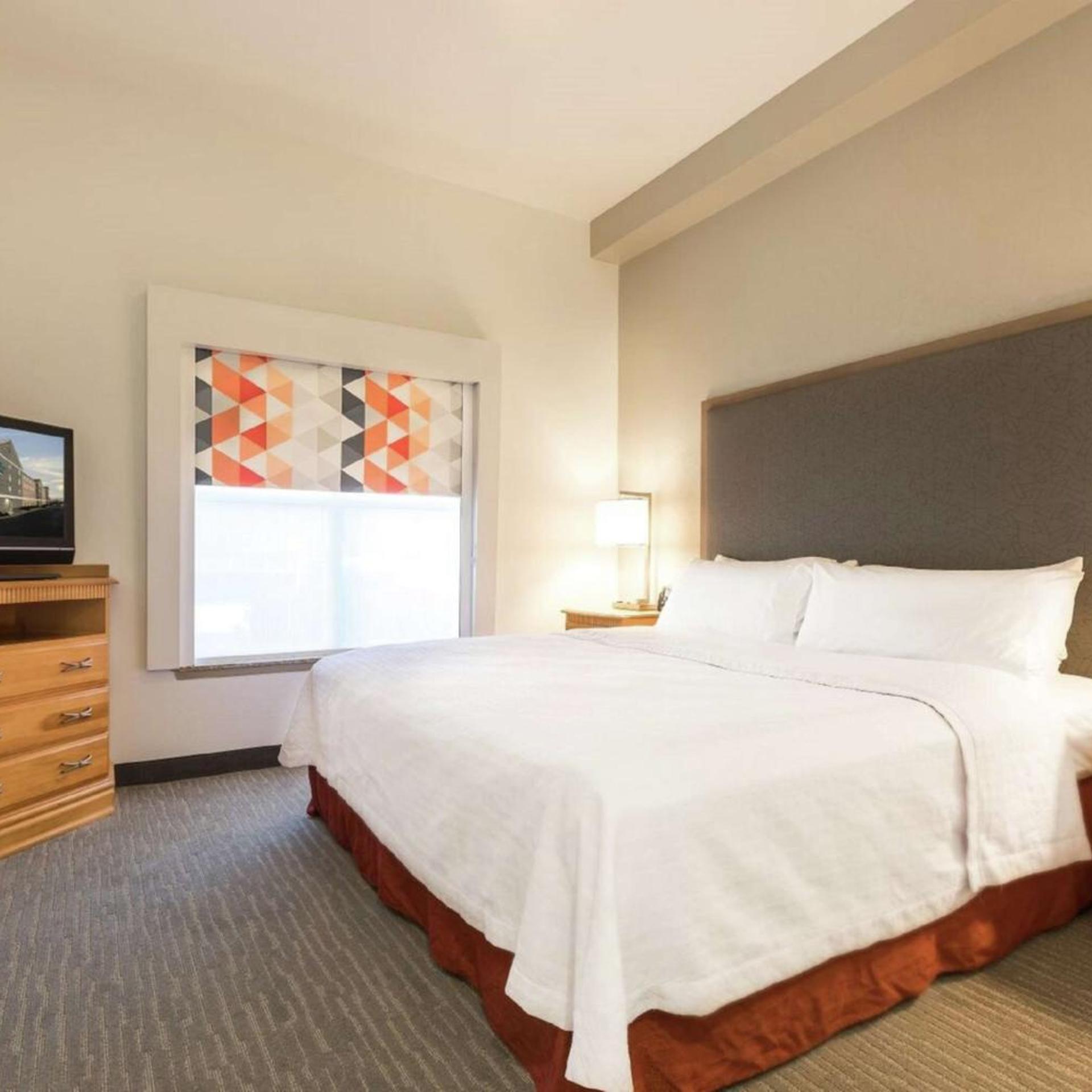 1 BEDROOM, SUITE, KING BED, SOFA